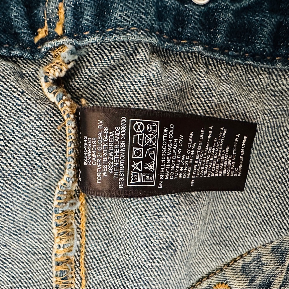 PERFECT DENIM VEST!๐ - Picture 3 of 4